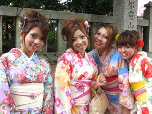On weekends, hundreds of girls in kimono walk along Ninen-zaka
