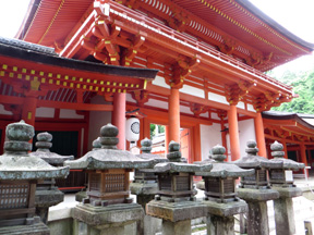 Stone laanterns at Saigatsu Hall