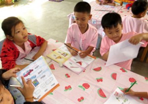 Klong Toey kindergarteners learning English at the Duang Prateep Foundation